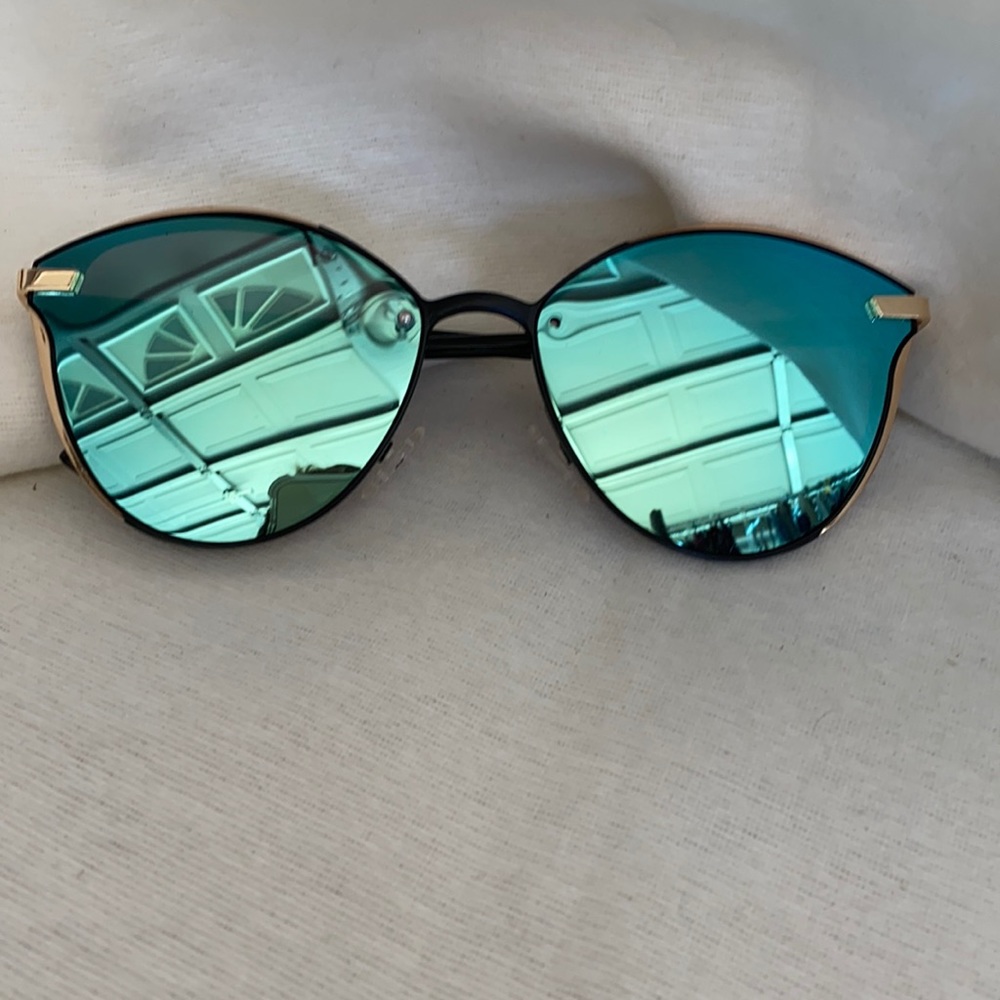 Sunglasses Name of company (Peepers)